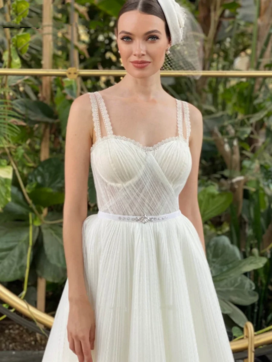 เซ็กซี่ชุดแต่งงานสั้นชาความยาวชุดเจ้าสาว Soft Tulle สปาเก็ตตี้สายรัดคริสตัล Robe De Mariée สําหรับ Elegant