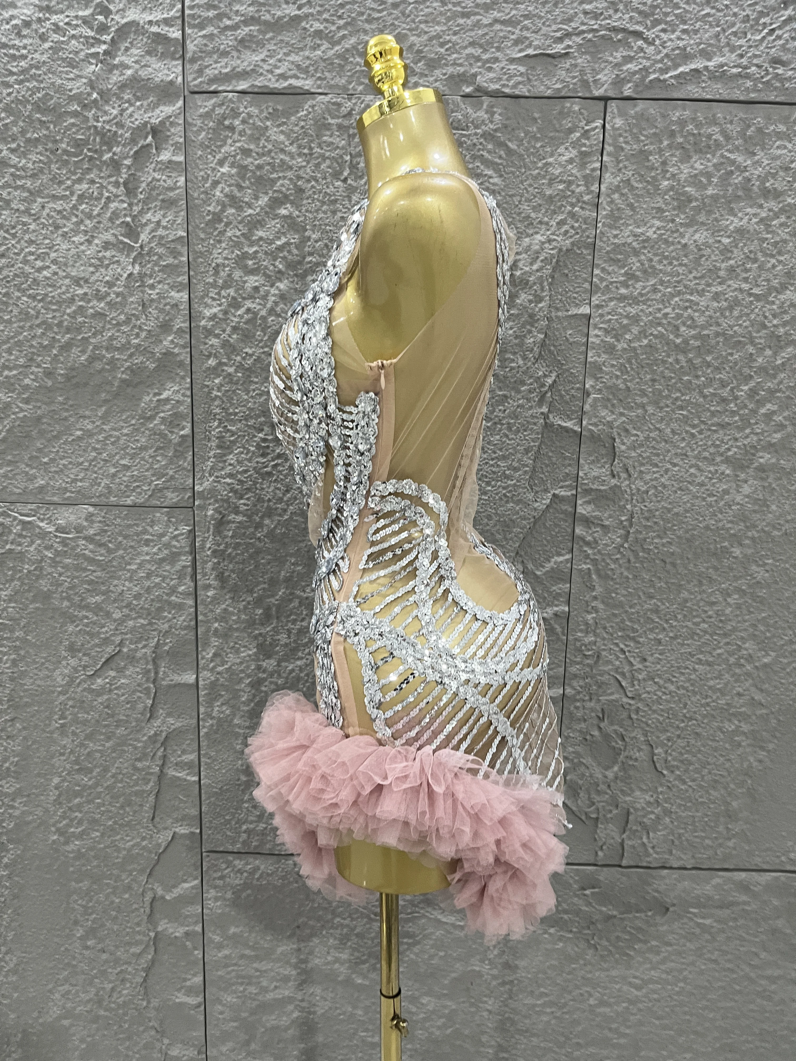 ชุดเดรสปักเลื่อมระยิบระยับแบบเซ็กซี่เปิดไหล่ข้างเดียว ชุดราตรีสำหรับงานปาร์ตี้ ชุดนักร้องนักเต้นสำหรับการแสดงในไนต์คลับ