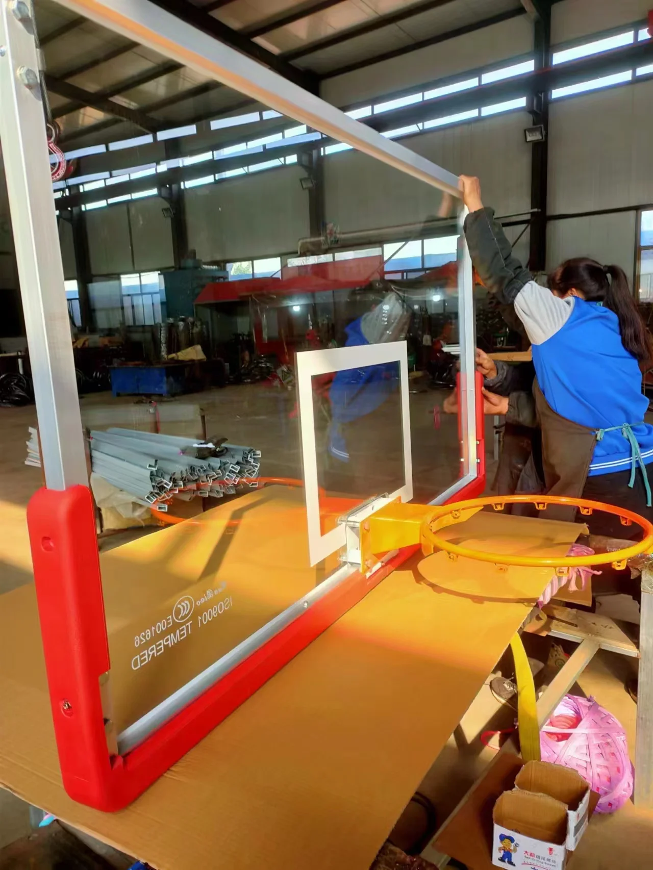 공장에서는 야외 전문 교육 농구 백보드를 생산합니다.