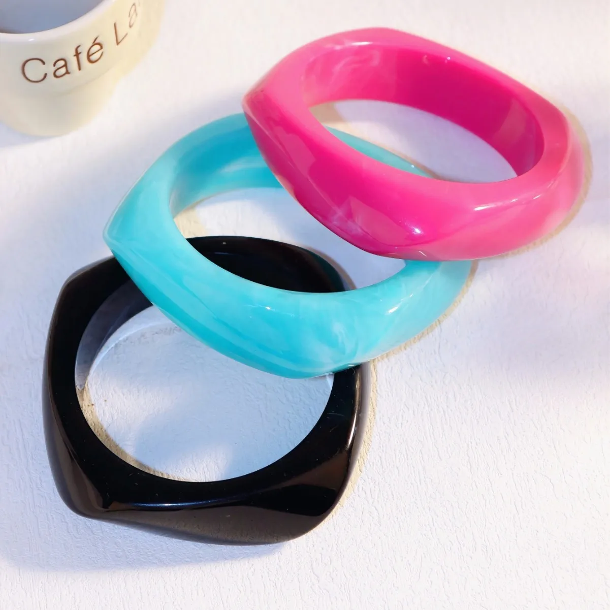 شيك غير النظامية هندسية مكتنزة واسعة الكفة الإسورة سوار للنساء الحلو الاكريليك الراتنج بيان زوجين هدايا مجوهرات الحفلات