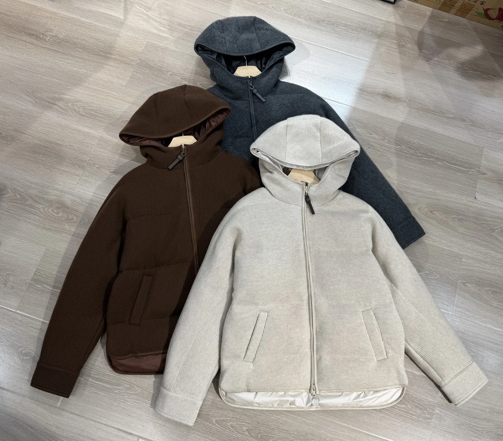 Neue, hochwertige, gestrickte weiße Gänsedaunen-Daunenjacke aus Kaschmir mit Kapuze, modische und vielseitige Freizeitjacke