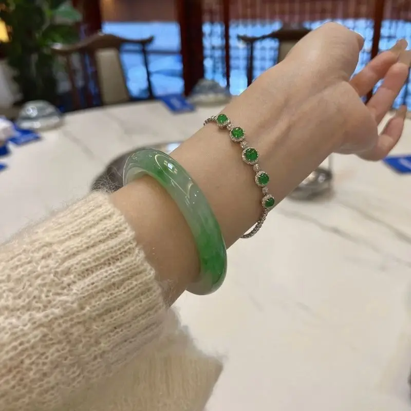 Emerald green bracelet, high-quality ice jade with floral patterns