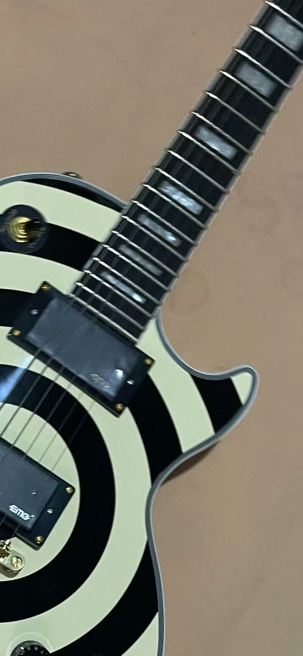 In stock, 6-chord electric guitar, milky yellow body with black stripes, real shipping picture, order shipped immediately