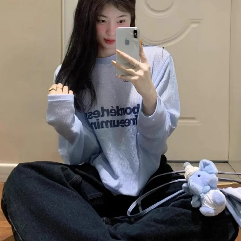 เสื้อยืดแขนยาวผู้หญิง ดีไซน์พิมพ์ลาย คอกลม สีน้ำเงินสไตล์อเมริกันเรโทร สำหรับฤดูใบไม้ผลิและฤดูใบไม้ร่วง ทรงหลวม สบายๆ