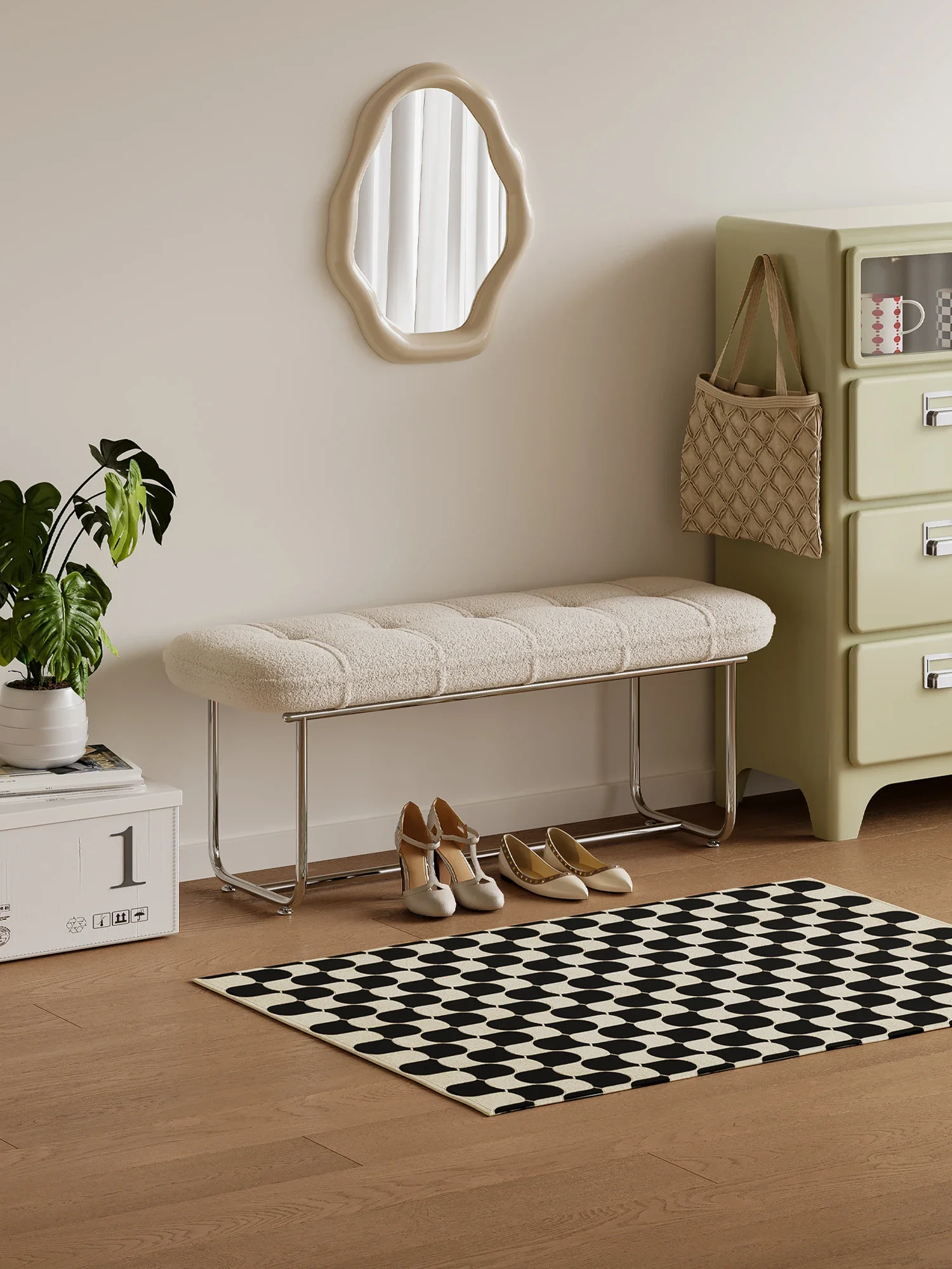 مقعد تغيير الأحذية الكريمي البسيط والحديث، شقة صغيرة، مدخل منزلي، كرسي تغيير الأحذية، مقعد الرياح