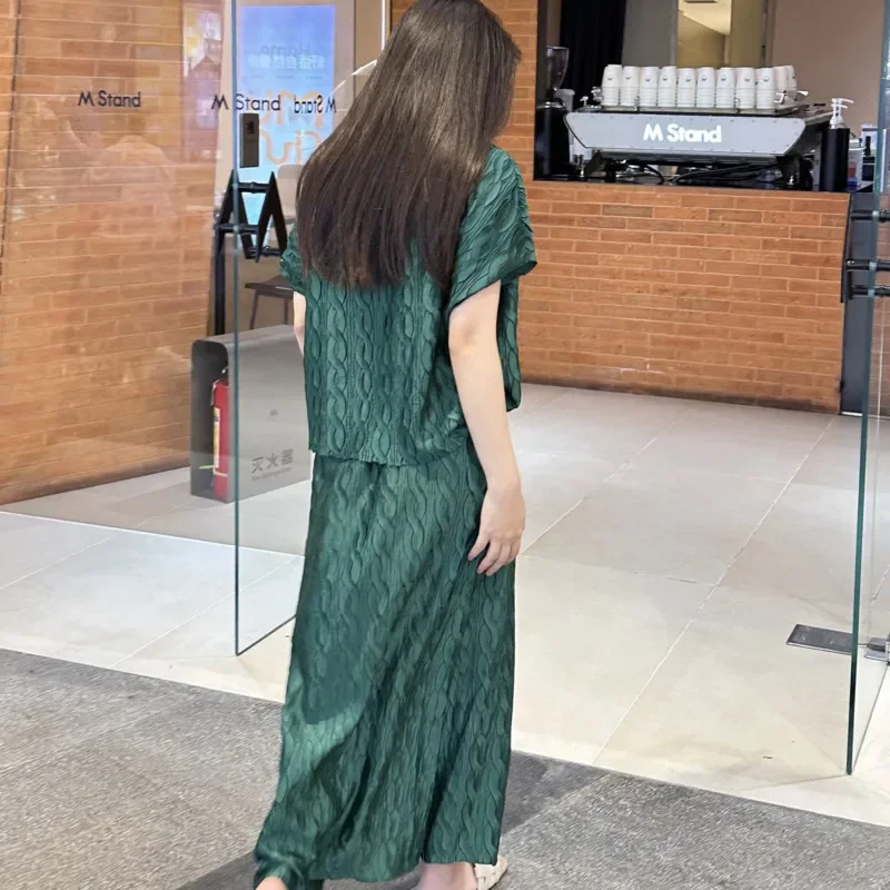 Miyake 2025 verano Color sólido suelto Casual mujer de dos piezas cuello redondo Camiseta de manga corta y traje de falda de medio cuerpo suelto