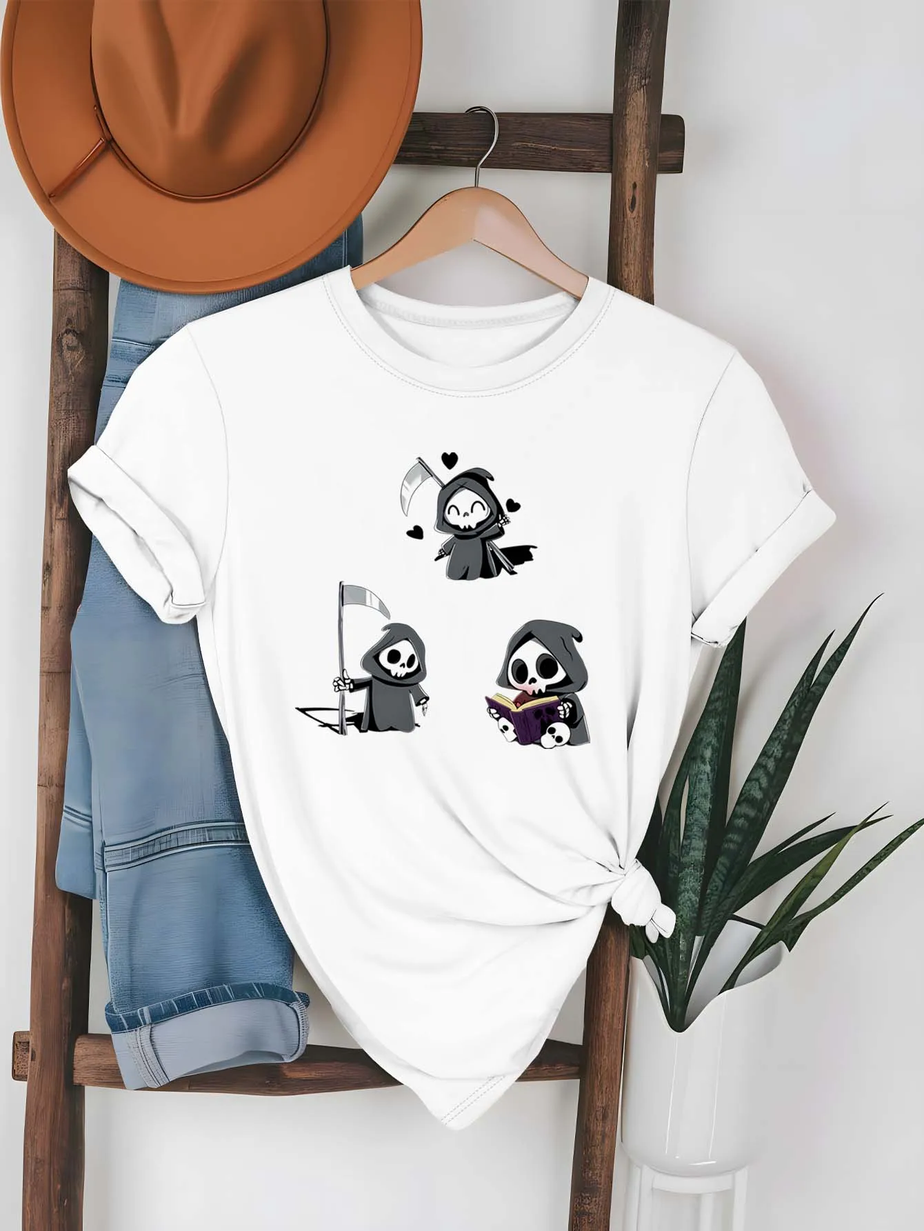 Personagens caprichosos da pequena morte do tamanho grande com foice e vestuário da moda do livro