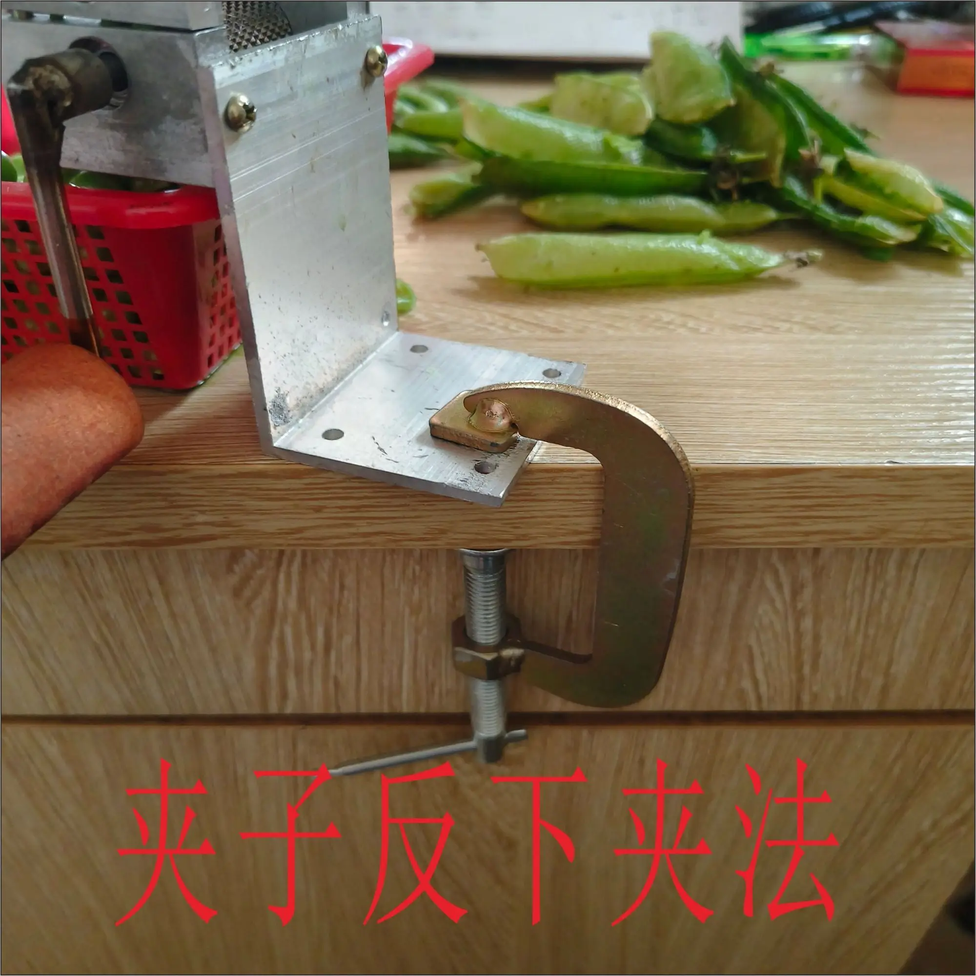 Portable Hand Crank Bean Peeler Household Green Soybean Thresher Manual Pea Huller Home Garden Vegetable Shelling Device
