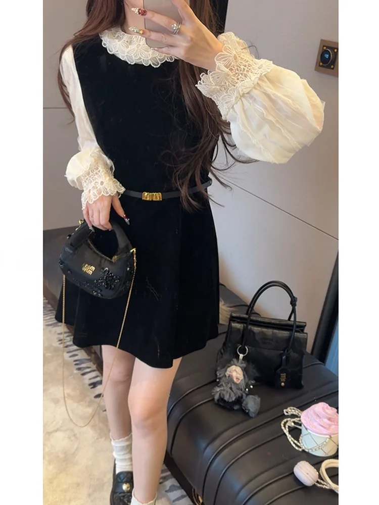 

Комплект: кружевная вышитая блузка с круглым вырезом и бархатный жилет. Очень милый, с воротником в стиле французского шика. Весенняя мода для женщин.