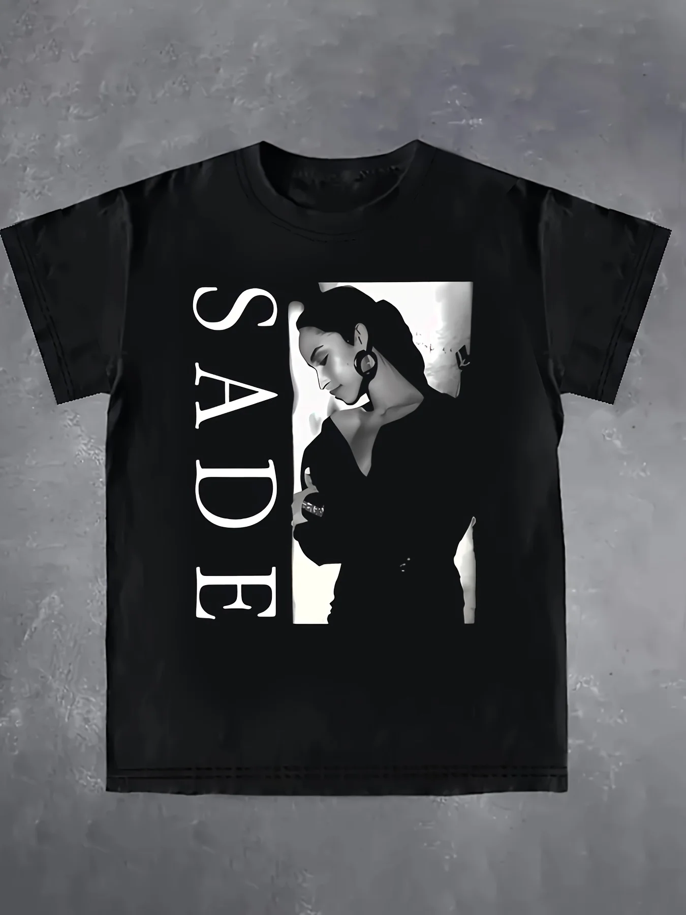 

Женская футболка с рисунком «SADE 90-х» — черный топ в стиле ретро с короткими рукавами и круглым вырезом с портретным принтом, повседневная футболка весна/лето