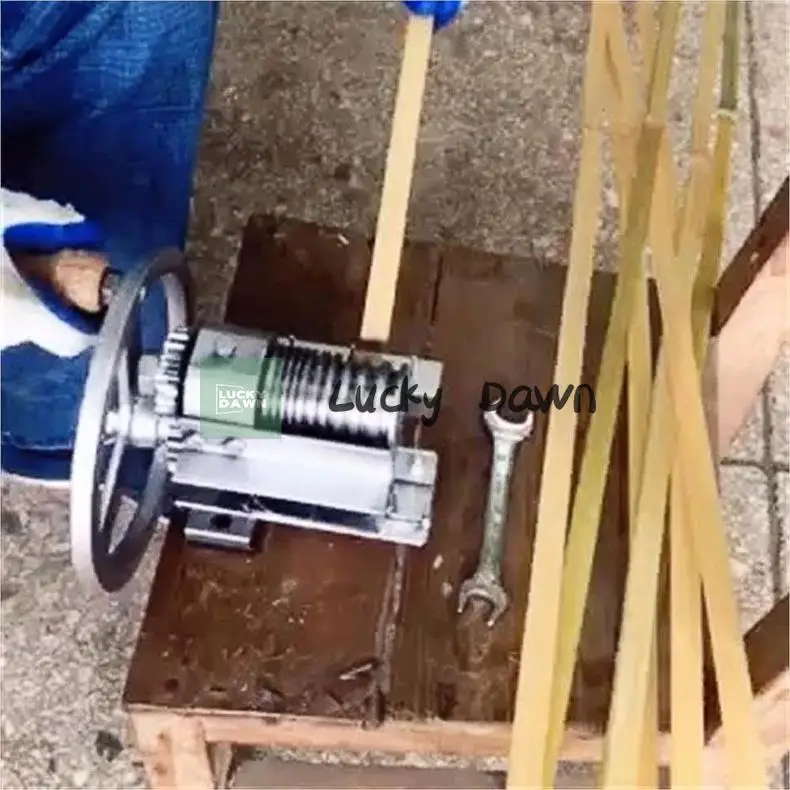

Commercial bamboo slat cutting and wire drawing machine Manual bamboo slat wire drawing machine