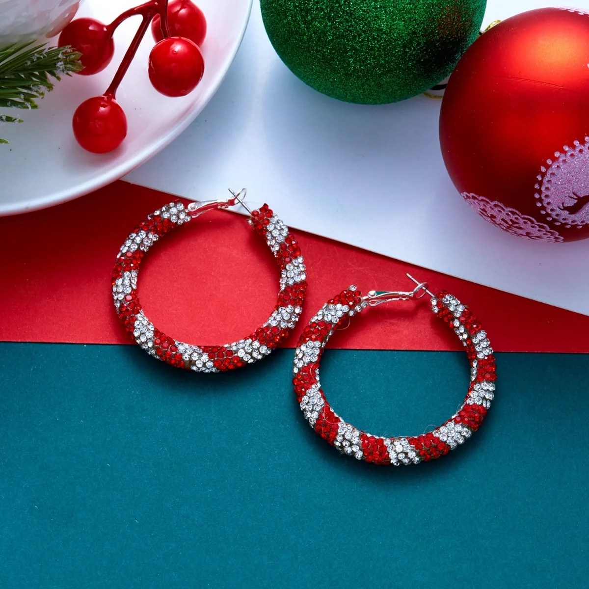 Weihnachtliche, farbenfrohe Ohrringe mit Strasssteinen und Kreolen für Damen, rot-grün, mit Kristallbesatz, runde Kreisohrringe, Schmuckgeschenk zum neuen Jahr. – Detail 7