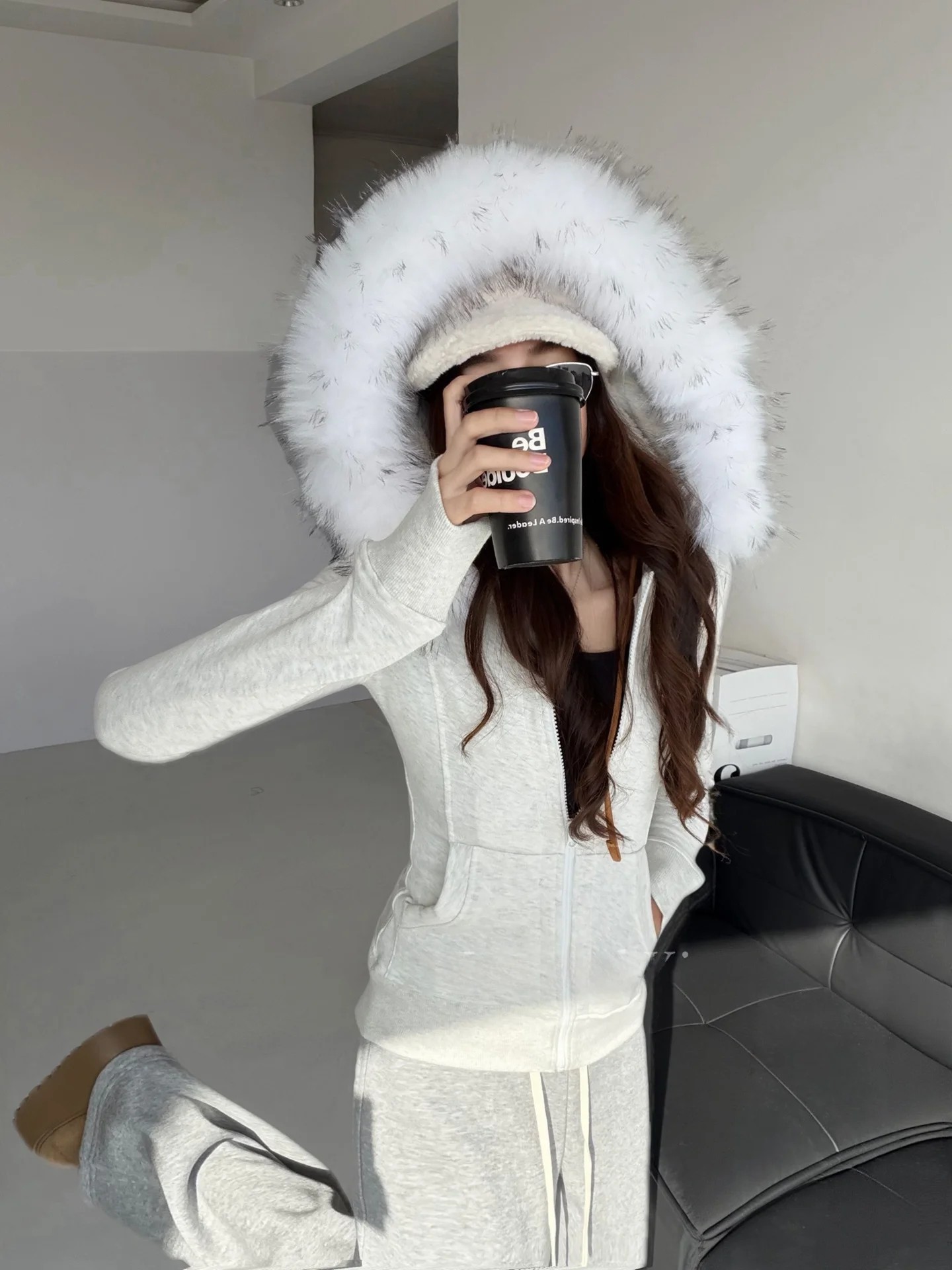 Damska bluza z kapturem, dopasowany krój, zapinana na zamek w pasie, z kołnierzem z prawdziwego futra, codzienna odzież wierzchnia, mieszanka bawełny i poliestru.