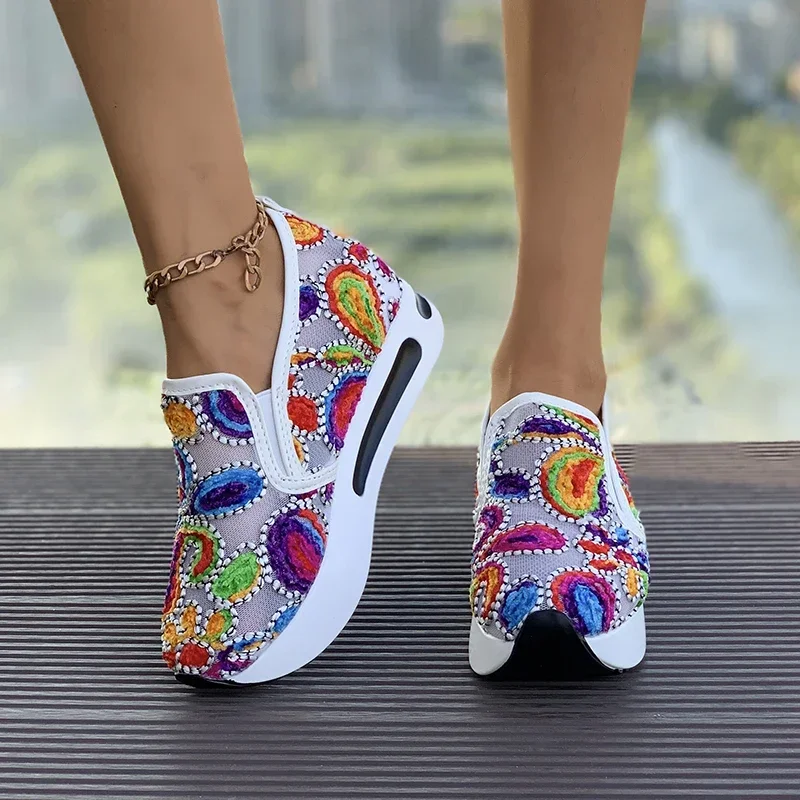 Sepatu wanita 2024 baru bernapas Mesh Slip on sepatu Platform untuk wanita musim semi musim gugur bordir tebal kasual Sneakers wanita