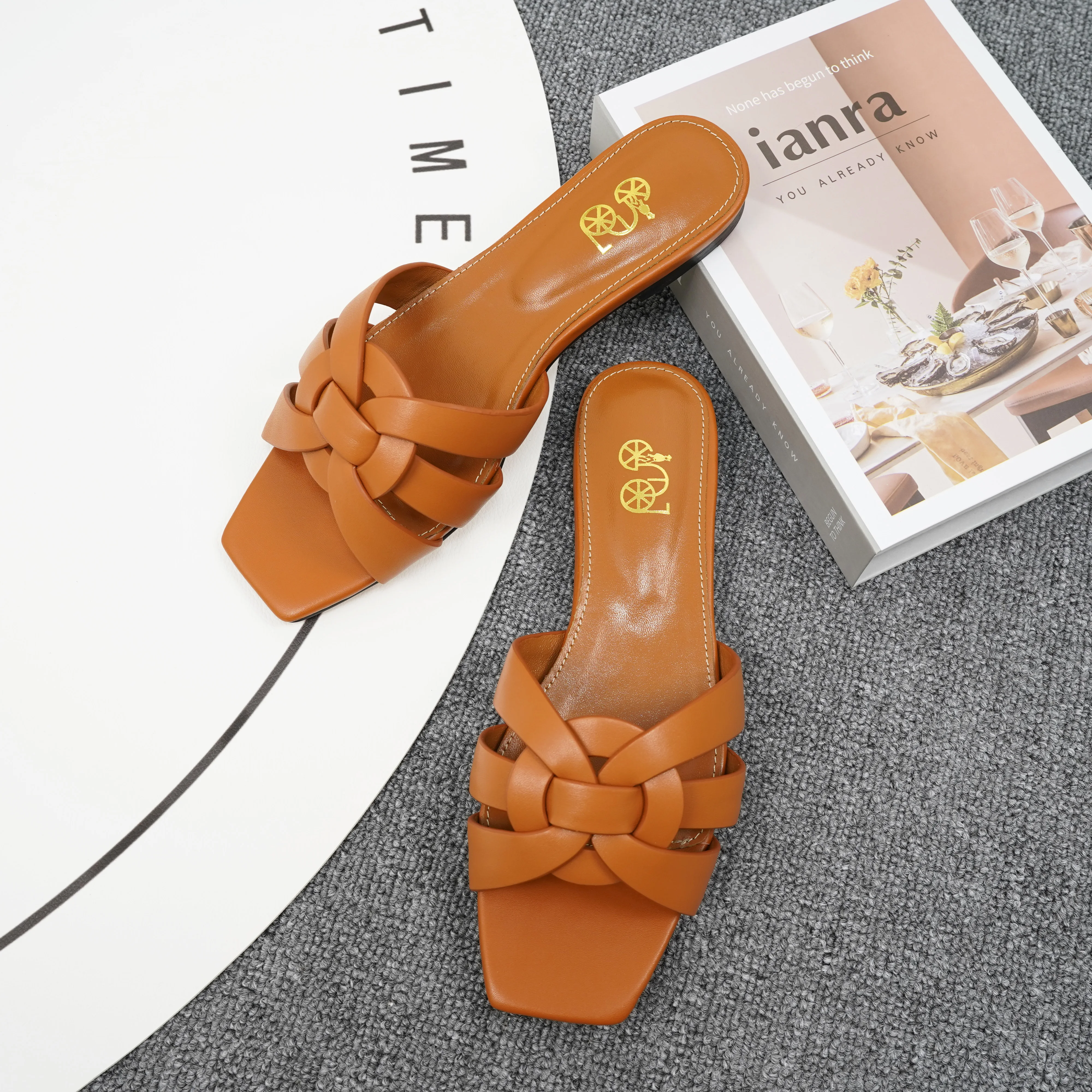 2024 classic women\'s open toed cowhide solid color slippers new summer non slip outdoor slippers luxury brand beach slippers