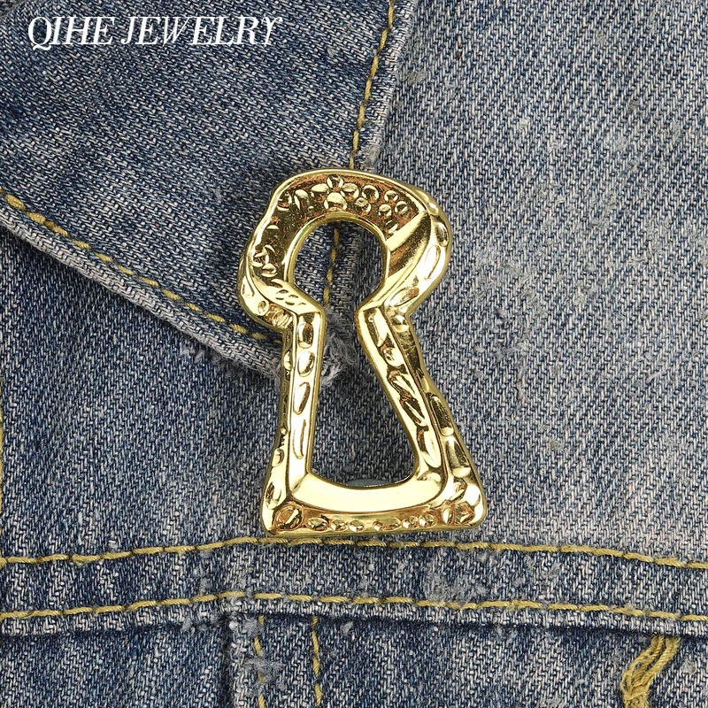 Retro Classic Keyhole Hard Enamel Pin Gothic Hammered Gold Color Finish Locket Contour Brooch Lapel Badge Vintage Jewelry Pin