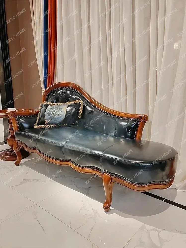 

Американский табурет-пуф из массива дерева с резьбой и отделкой из натуральной кожи (первый слой), для отдыха, переобувания, как кушетка для маникюра.