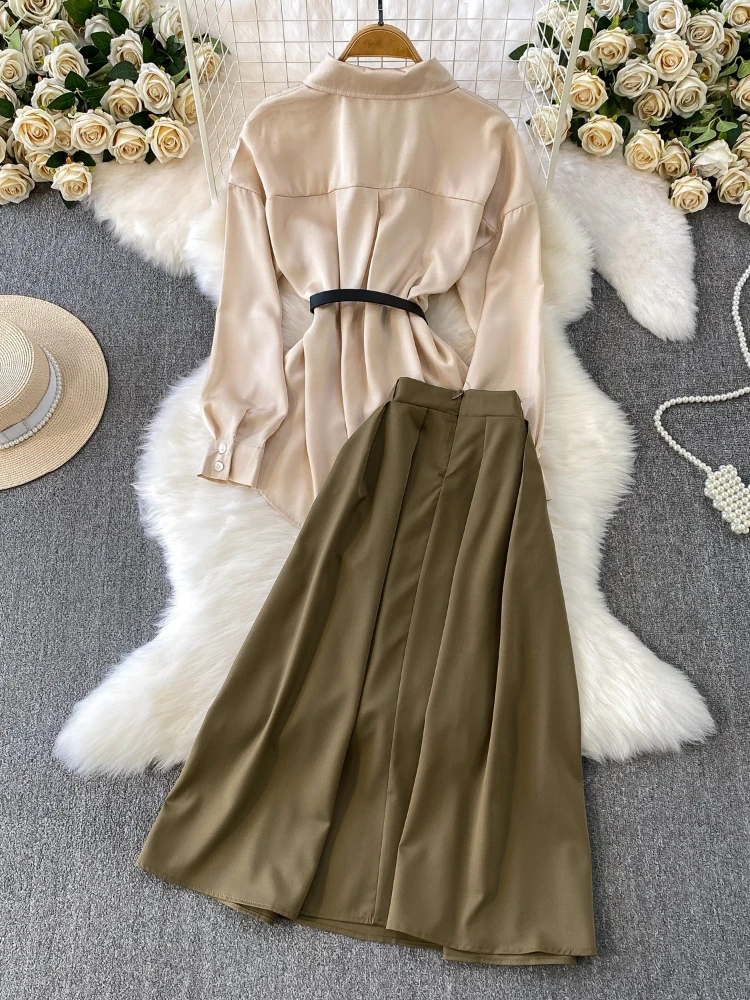 Licht volwassen retro satijnen taille afslankend overhemd met kraag, modieuze hoge taille, middellange paraplurok, tweedelige set