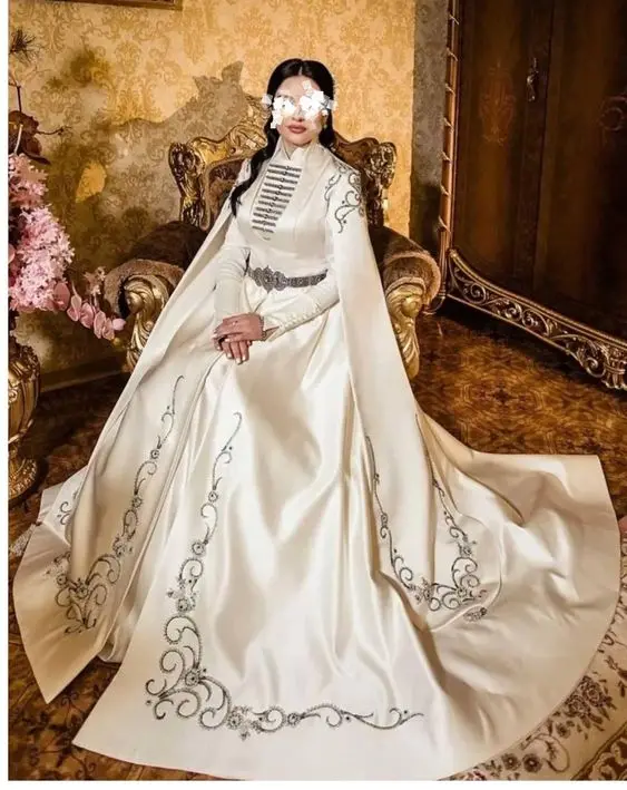 Robe de mariée traditionnelle ossète, tenue de broderie, culture du Caucase du Nord, grand caucasien, robe de patients de montagne