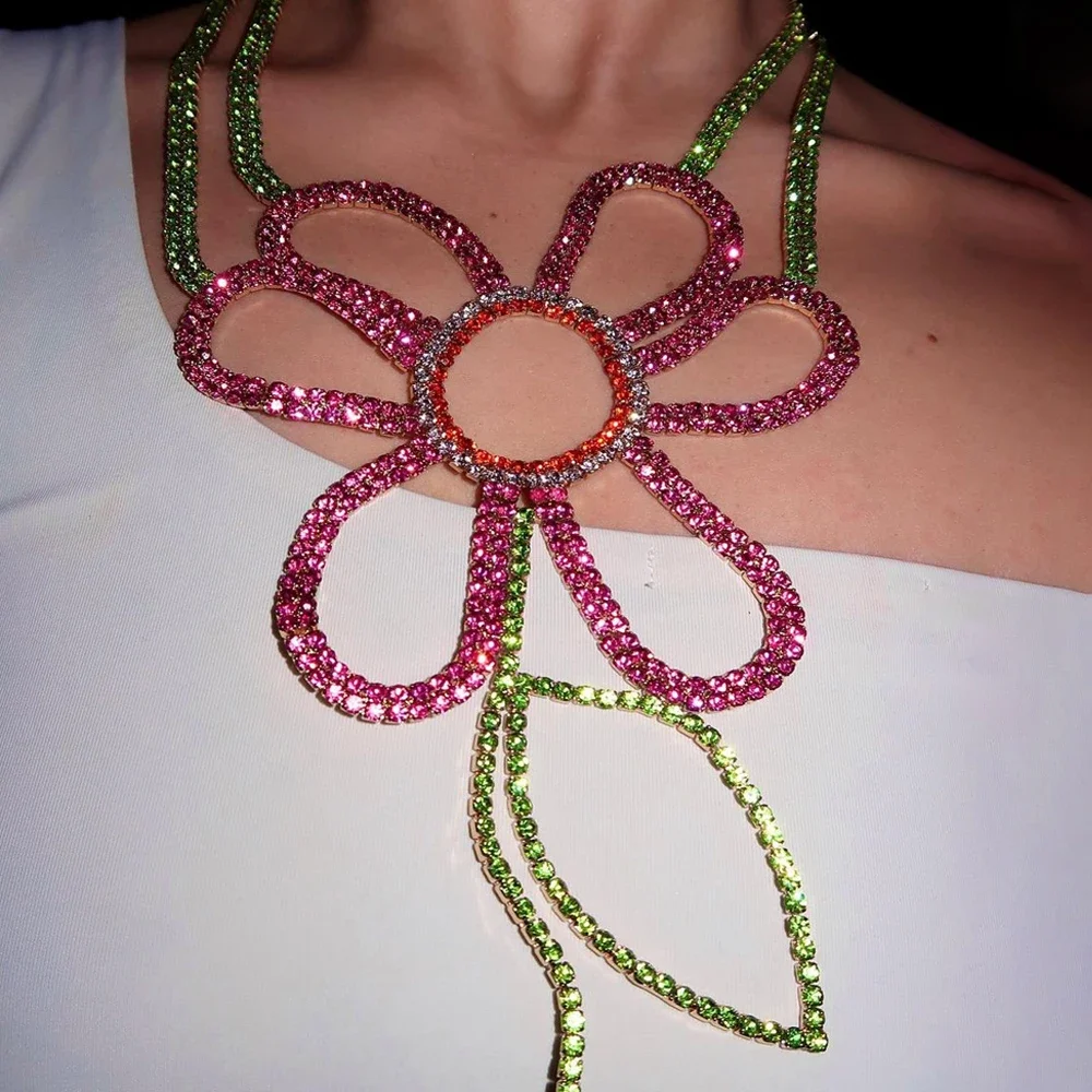 Collar llamativo de flores de cristal colorido, gargantilla floral brillante con diamantes de imitación en rosa y verde para mujer, accesorios para espectáculos nocturnos y de escenario.
