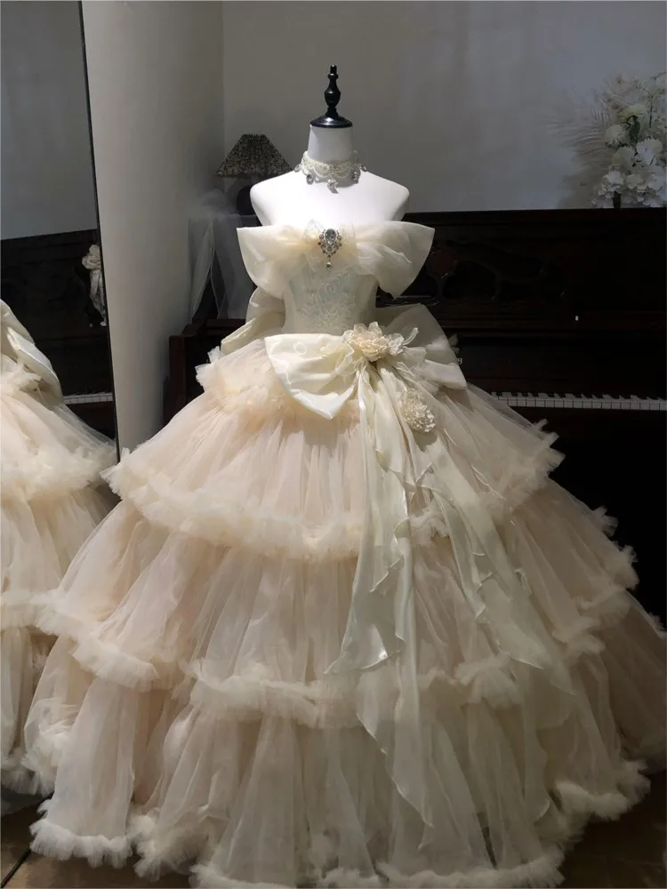 Champagne-colored one-shoulder student day coming-of-age party dress style