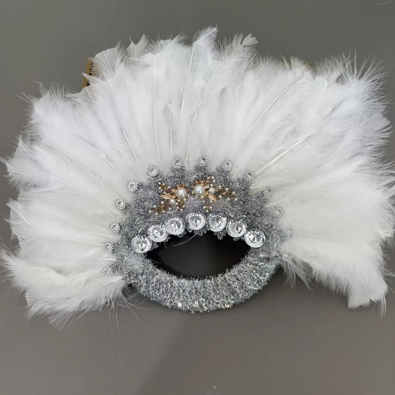 

Elegant white feather fan - lightweight natural feathers suitable for wedding and romantic decoration accessories
