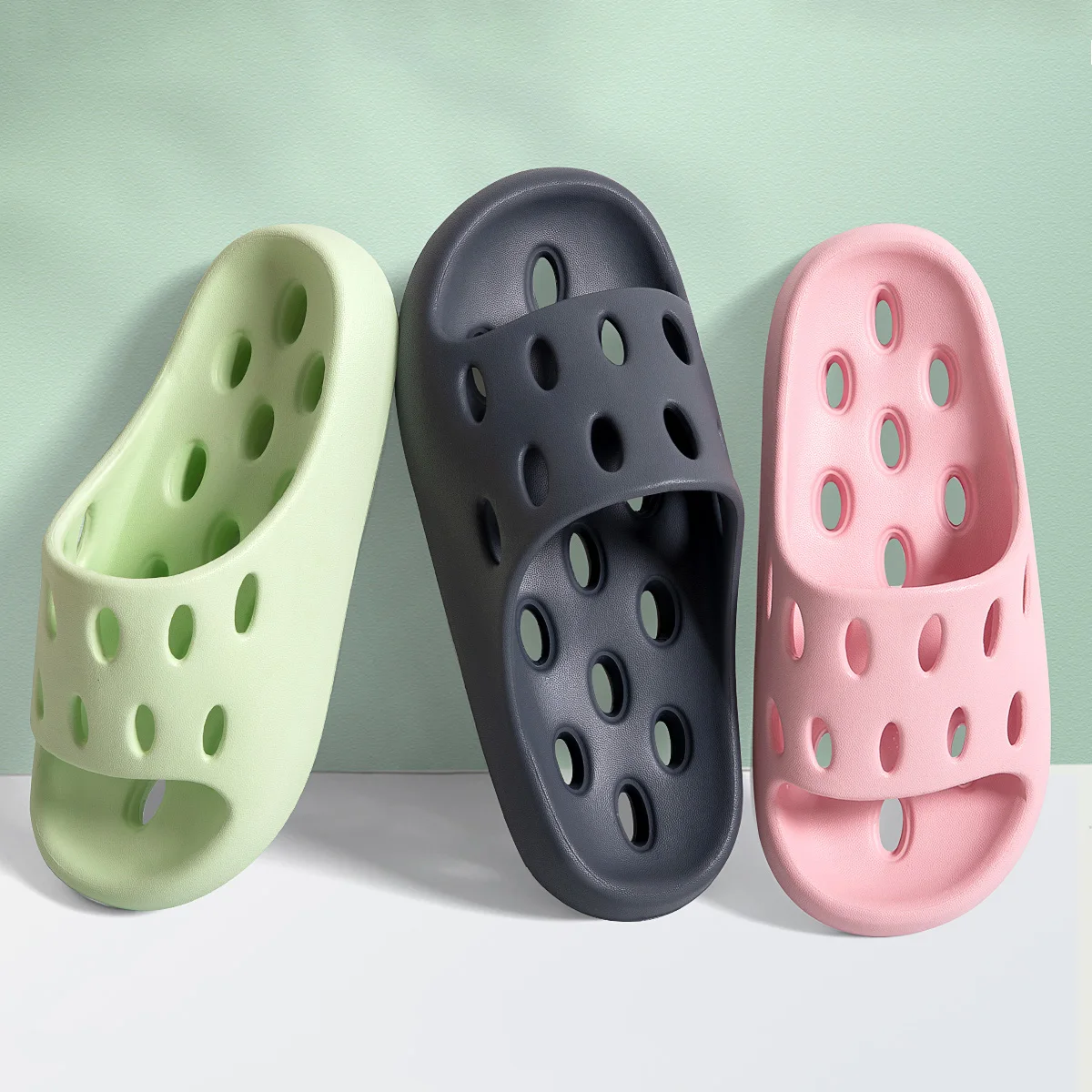 

Women Men Slippers Hollow Out Fashion Casual Non-slip Leaking Slides Indoor Summer Beach Sandals Couples Pool Breathable Shoes