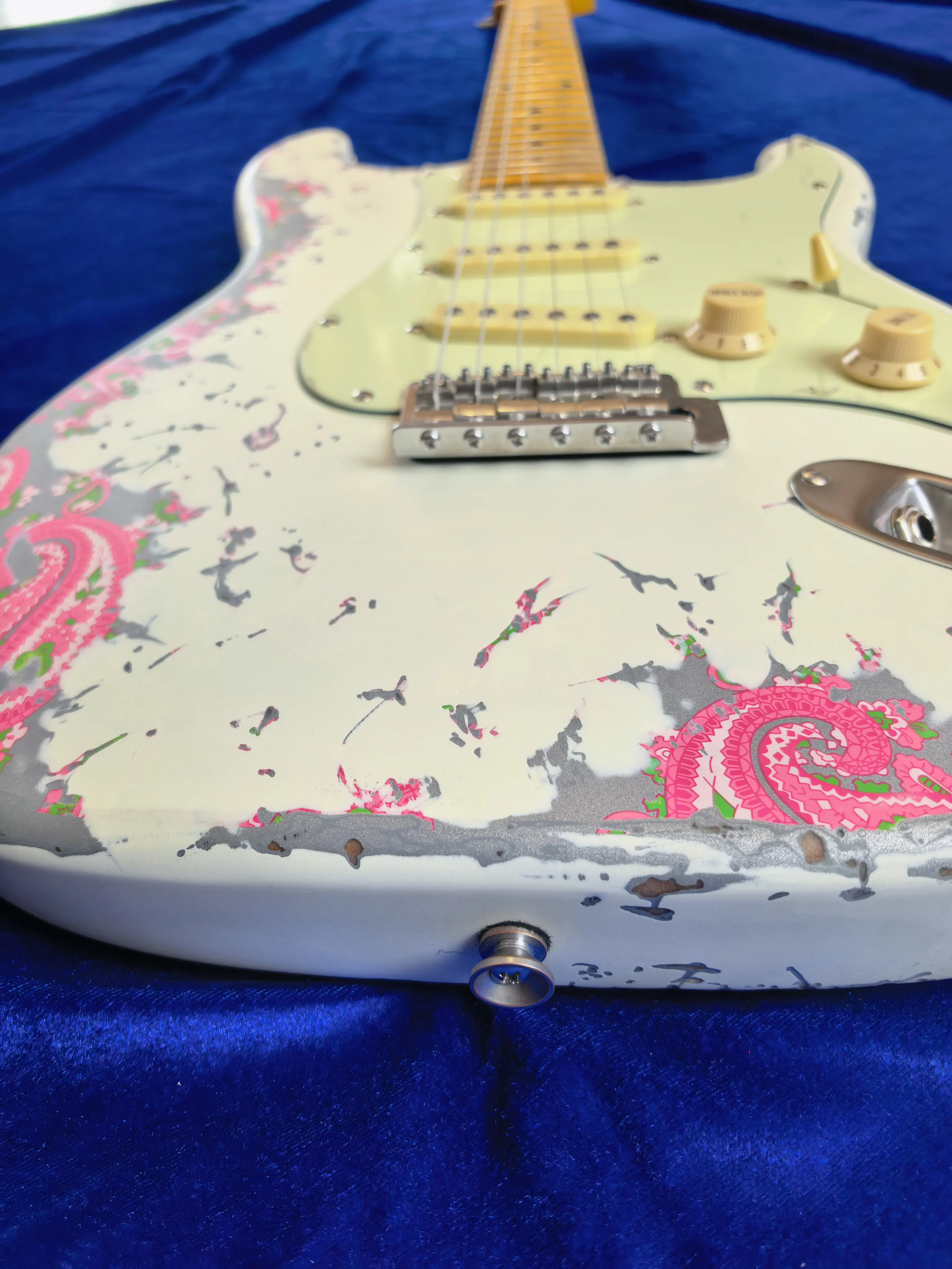 White aged electric guitar, with headstock and fingerboard available in Carbonized Maple，In stock - can Customizable.