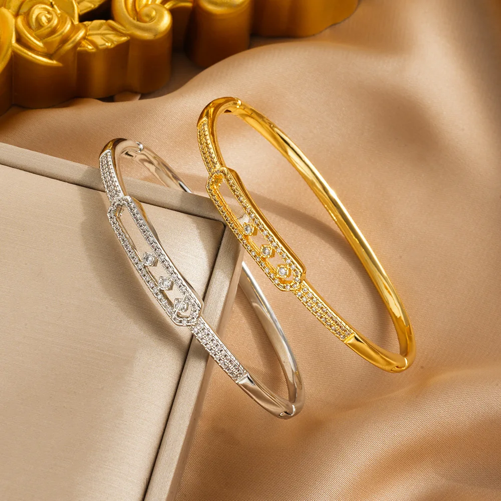 

The slightly inlaid real gold electroplated opening bracelet features a light luxury, versatile and simple design