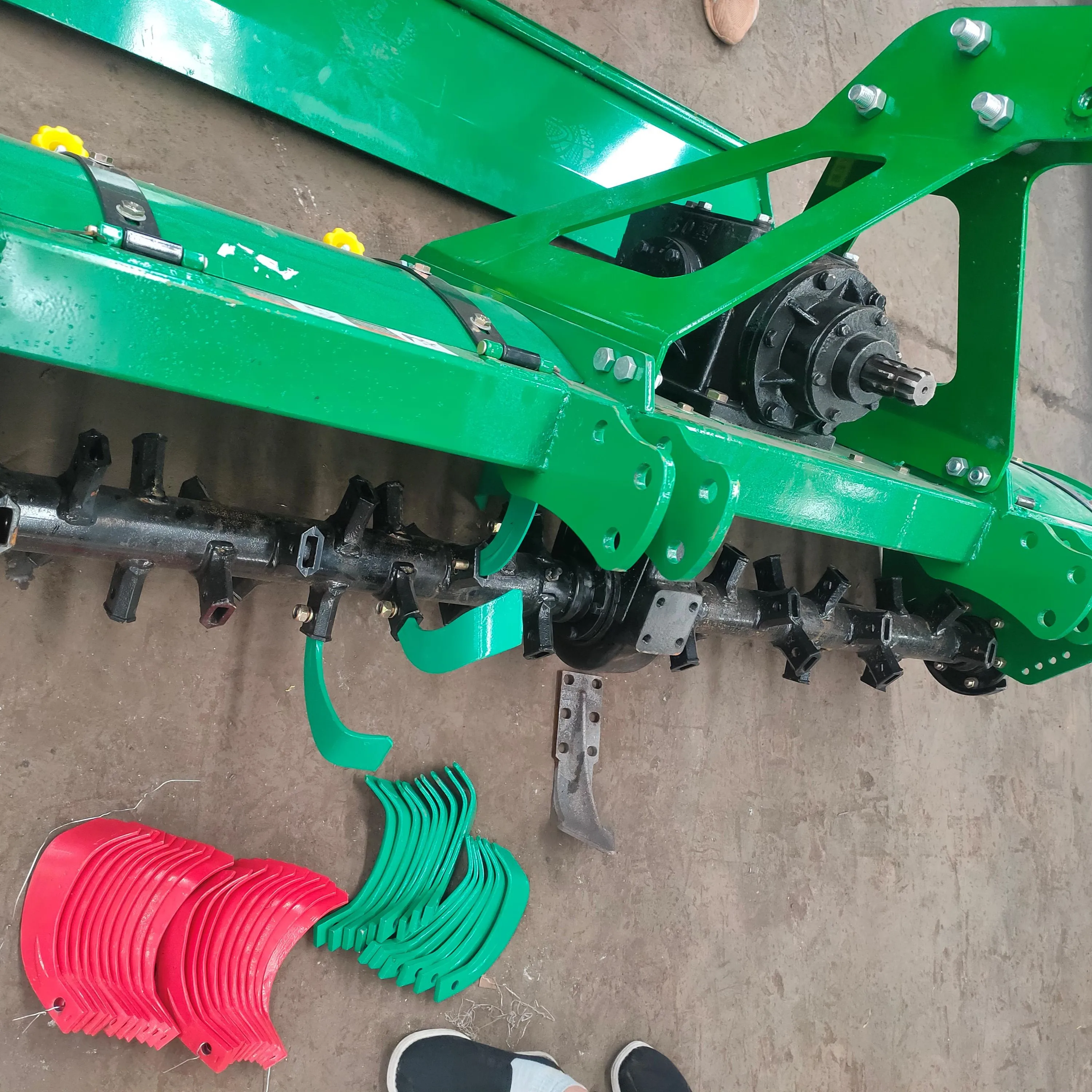 Efficient Three-Point Hitch Rotary Tiller Gearbox Intermediate Drive Agricultural Cultivator for Optimal Crop Tillage