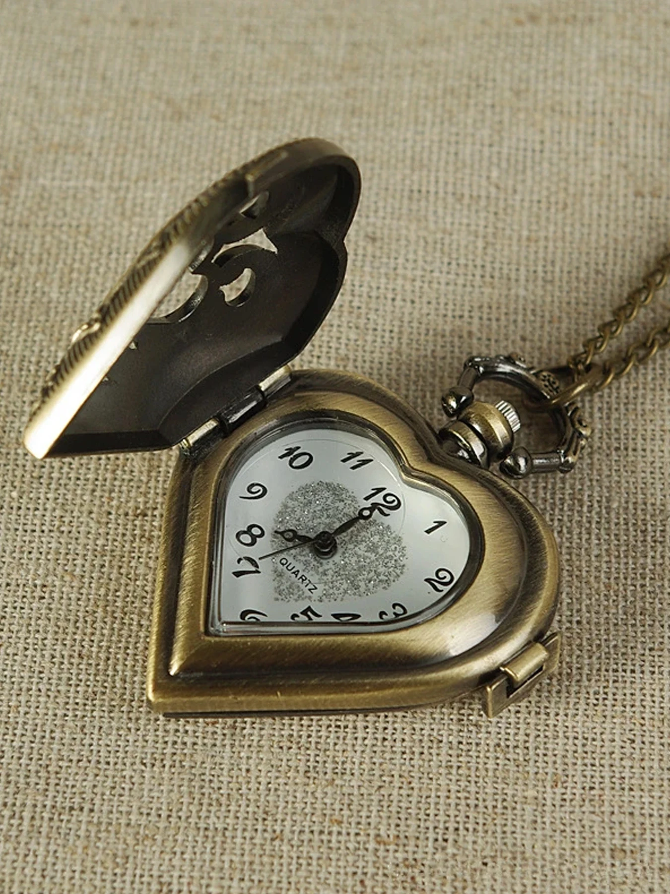 Vintage hollowed out heart-shaped pocket watch with carved heart quartz watch for couples, digital pointer pocket watch view 2