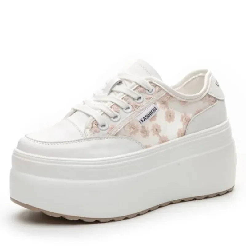 

Лидер продаж, 8 см, женские дышащие полые кроссовки из натуральной кожи с вышивкой, массивные кроссовки на платформе, обувь на танкетке, летние сандалии