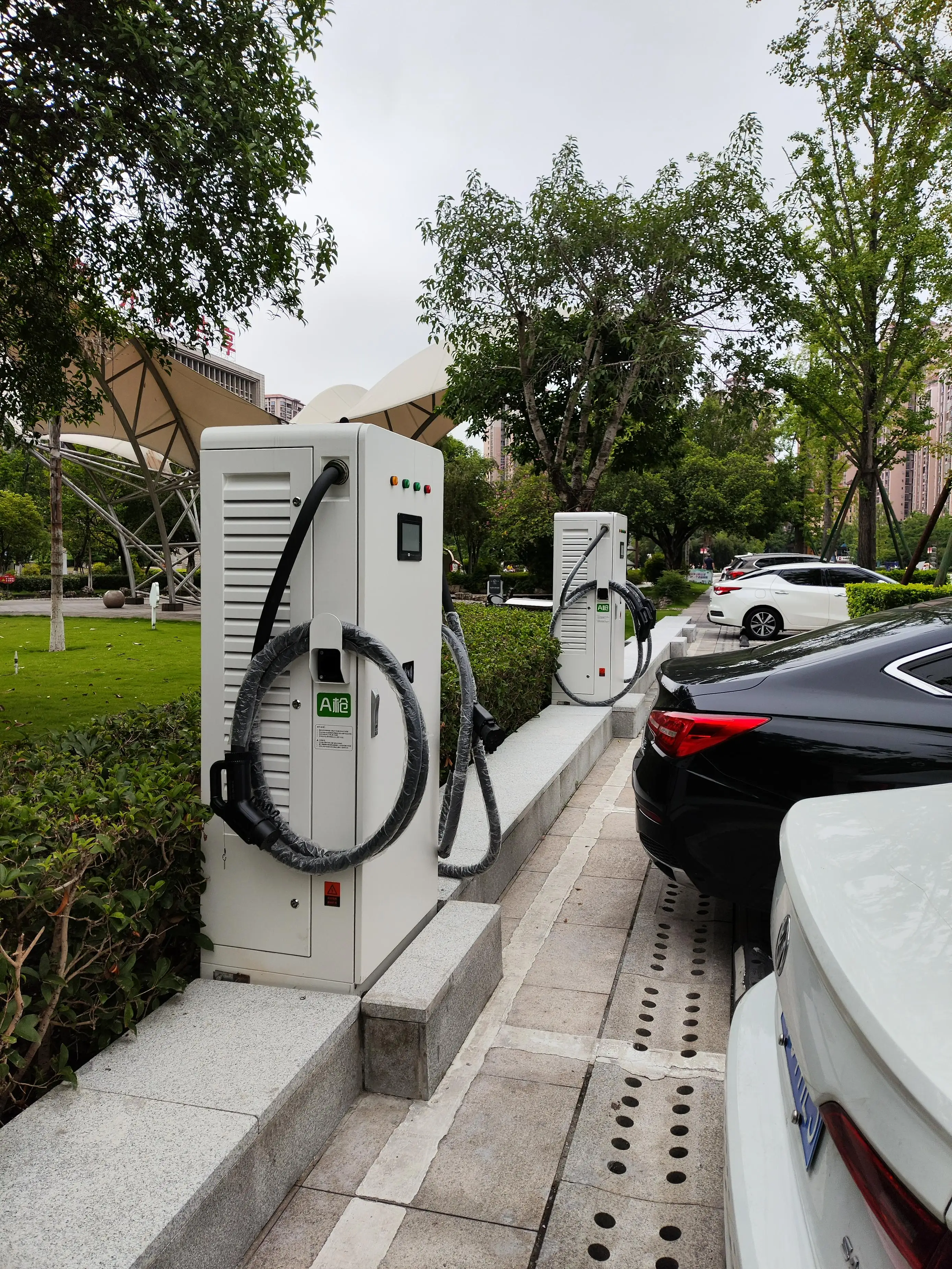 60-160kW 강력한 전기차 충전기, 380V-480V 산업용 전압, 글로벌 시장 적용을 위한 CE/FCC 인증