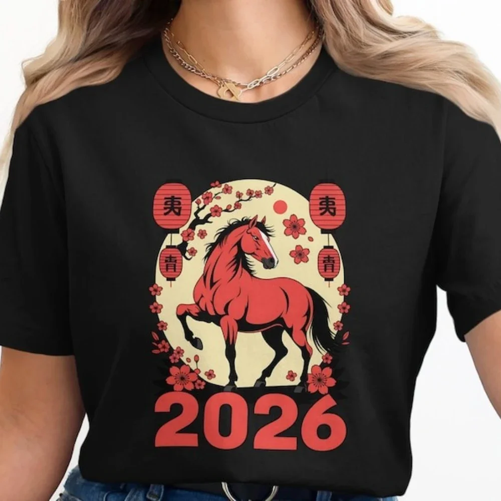 

Футболка Year of The Horse 2026, рубашка с китайским зодиаком, футболка с лунным Новым годом, футболка с дизайном лошади, футболка для празднования NYE, женская одежда больших размеров