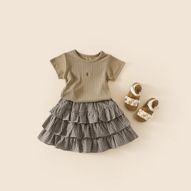 

Летний новый комплект для девочек: корейская футболка с вышивкой и круглым вырезом, короткий рукав, милая юбка с рюшами, комплект из двух предметов