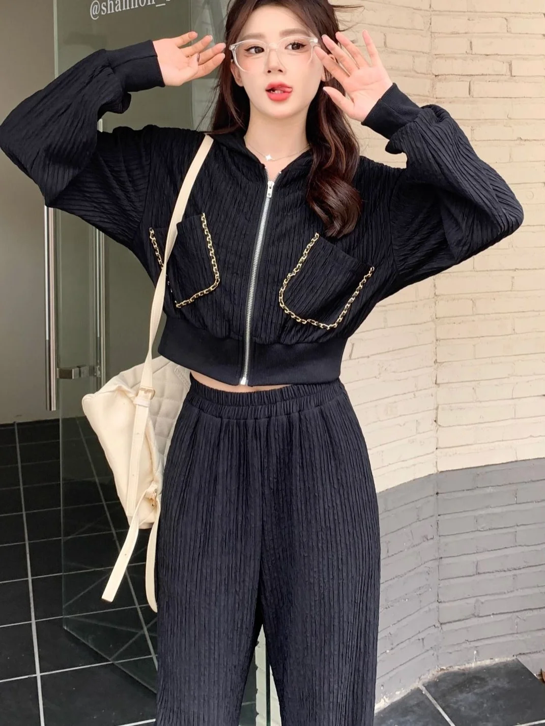 طقم رياضي نسائي كاجوال جديد لموسم الخريف، هودي راقي بنمط مميز وبنطلون واسع الساق، طقم من قطعتين أنيق من نسيج البوليستر