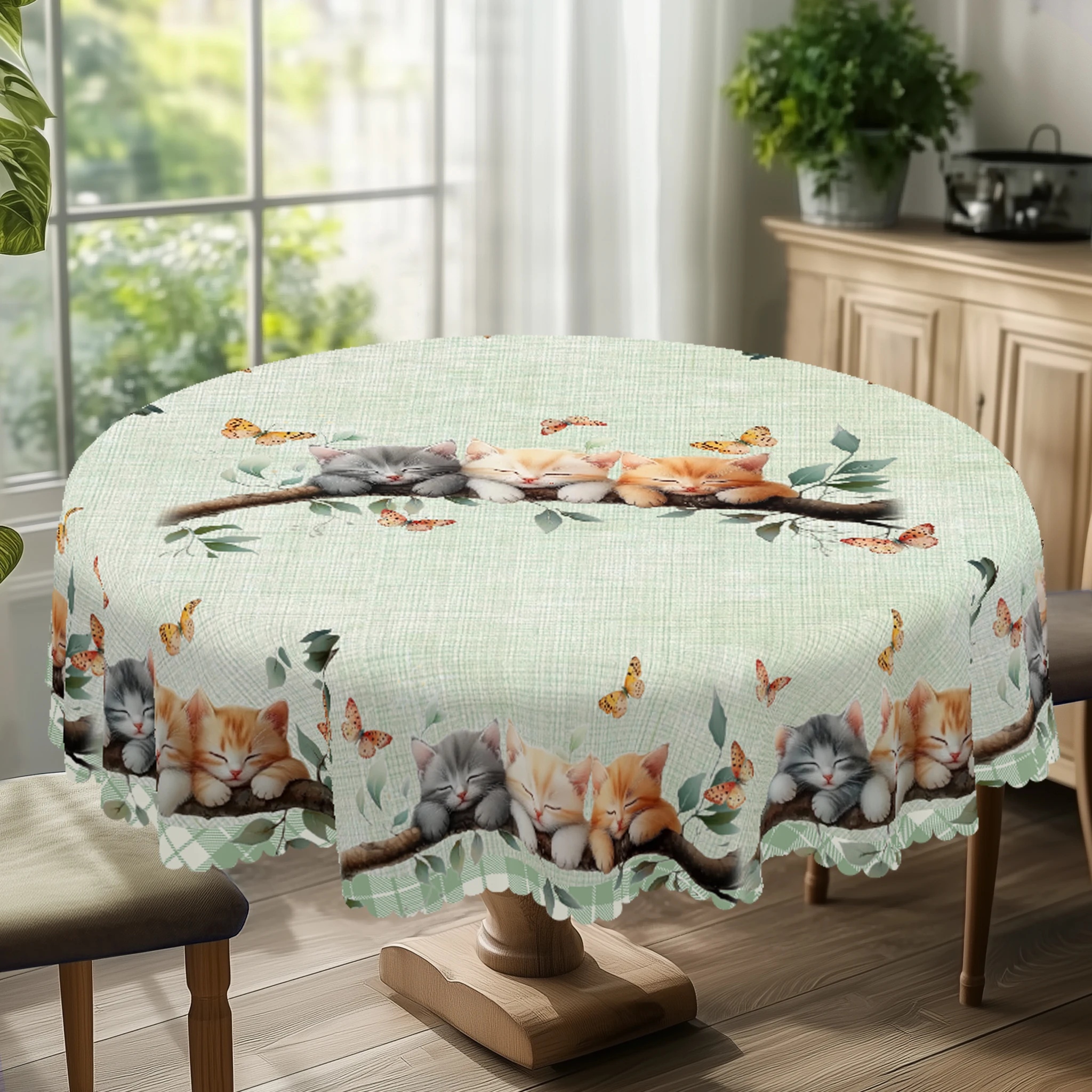 مفرش طاولة ناعم ولطيف على شكل قطة، مع طباعة من ثلاثة قطط لتزيين طاولة القهوة في فرع، فراشات راقصة، حواف منقوشة، مقاومة للماء، مقاومة للتجاعيد، مناسبة لطاولات القهوة المستطيلة والحفلات الخارجية، ديكور المنزلية والربيع والخريف والشتاء ص-083 #1