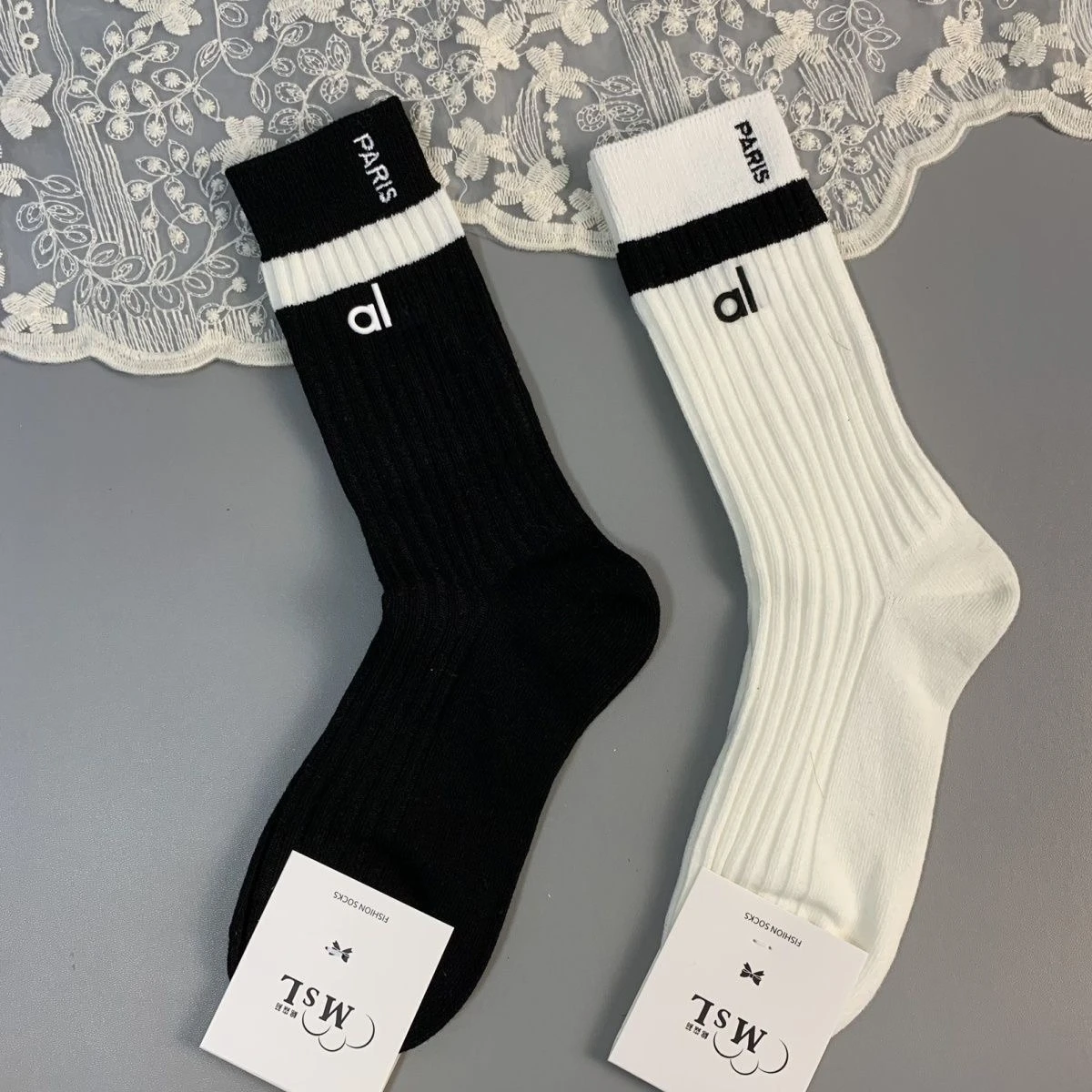 

Элитные хлопковые носки для женщин 2026 – 2 пары, черно-белые, плотной вязки, с буквенным принтом, высококачественные, средней длины