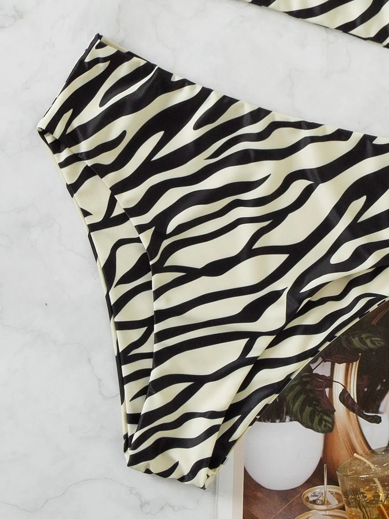 ألواح البيكيني المقسمة المخططة هي ملابس سباحة جديدة ومبتكرة ذات تصميم متخصص مناسبة للنساء #4