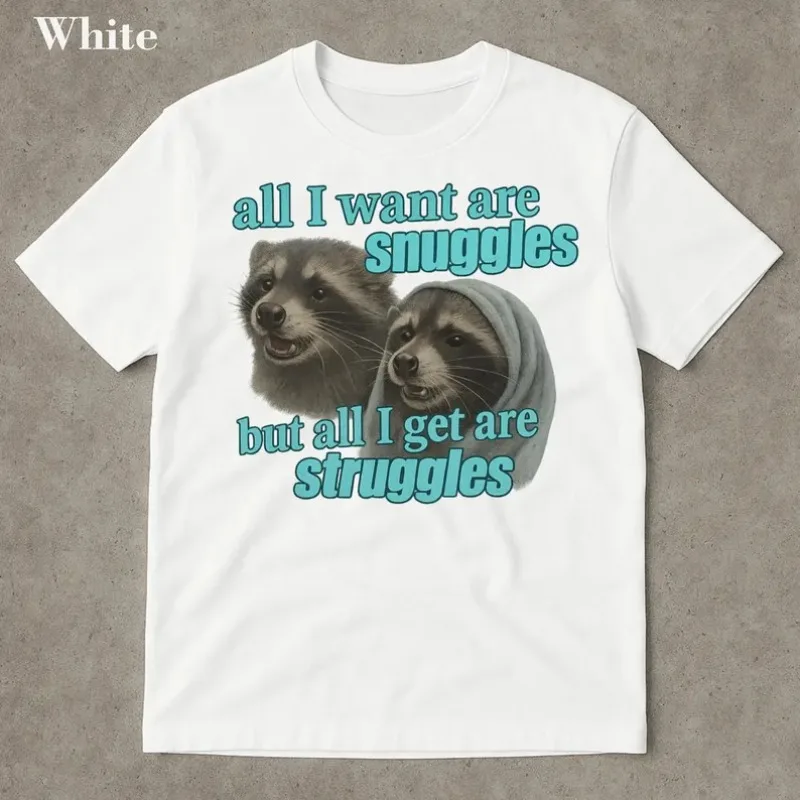 내가 원하는 것은 스너글스 라쿤 티셔츠입니다. 귀여운 너구리와 파란색-녹색 글자가 있는 재미있는 스트러글스 유머 그래픽 탑(성인 여성용)