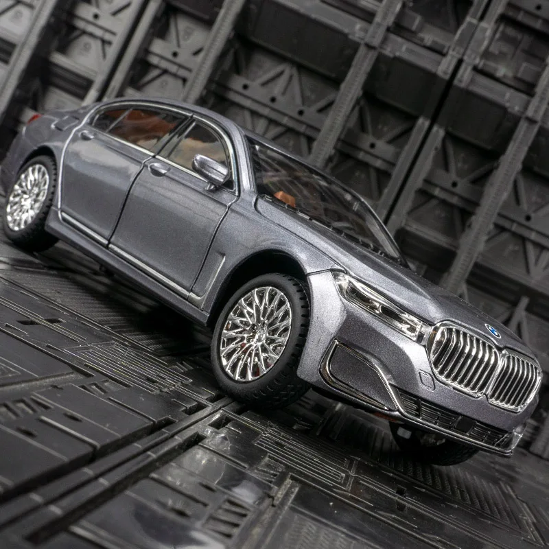 1:24 BMW 760Li coche en miniatura de aleación ornamento sedán sonido y luz amortiguador juguete puerta y capó del motor maletero se puede abrir