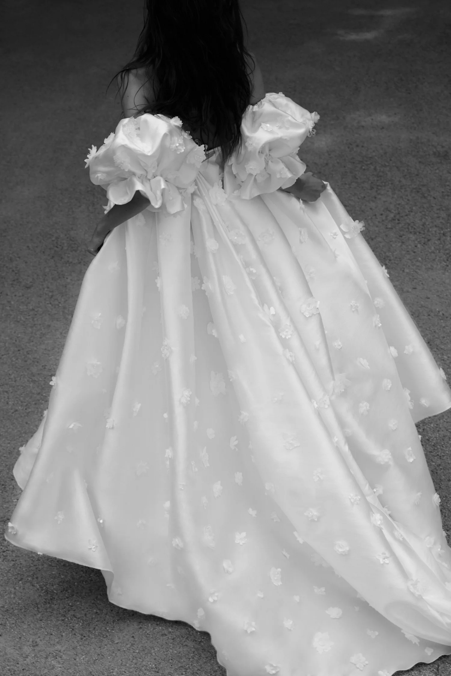 Vestido de noiva feito com pregas grandes personalizado, com mangas voluminosas. Vestidos de noiva delicadamente com apliques de flores 3D DW777