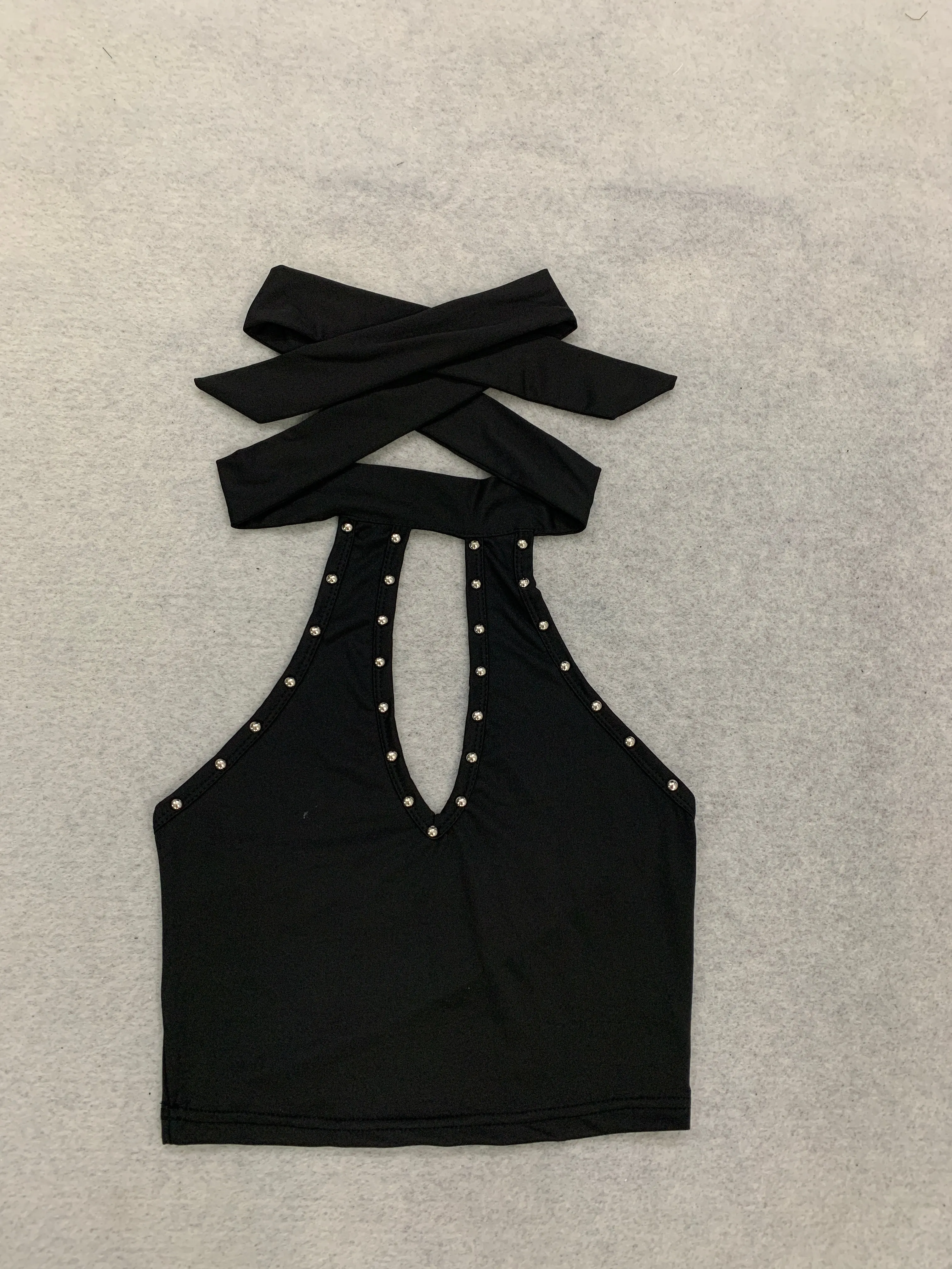 Subkultur-Punk-Stil, Nieten-Design, hängender Hals, rückenfreies, kurzes, hohles, ärmelloses, schmales, heißes Mädchen-Sling-Top. – Detail 2