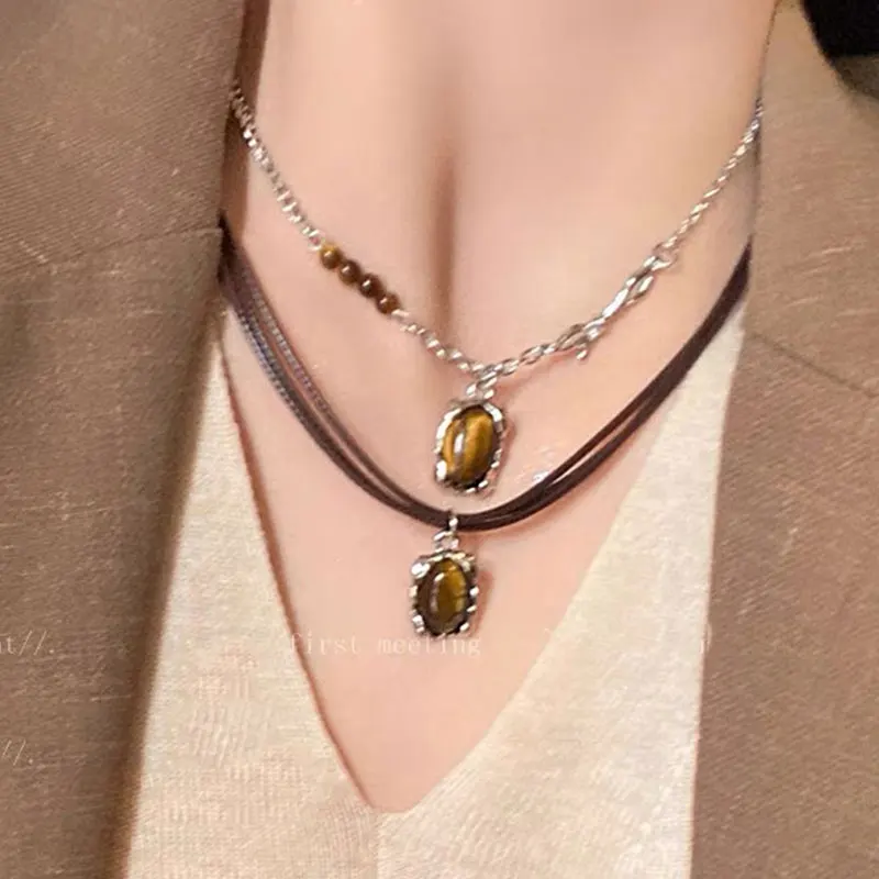 Vintage Leather Brown Stone Pendant Necklace Stacking Choker Temperament Clavicle Chain for Women Girl Autumn Winter Necklace