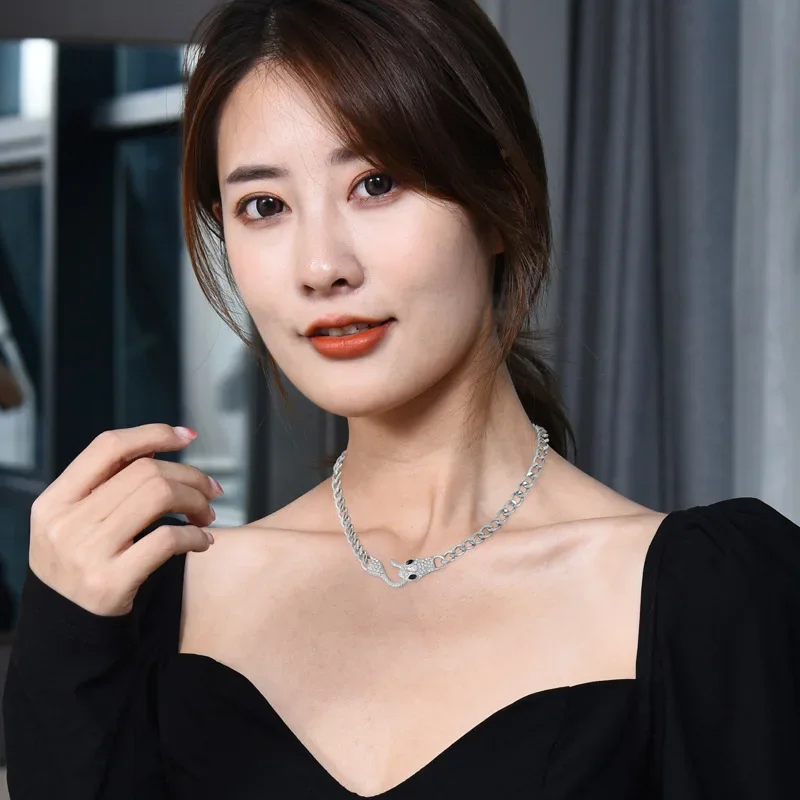 Ожерелье с толстым змеиным хвостом, легкий роскошный дизайн, модное и крутое ожерелье.