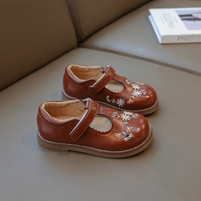 Girls Embroidered Flowers Small Leather Shoes Dark Brown in Small Kid Baby Princess Shoes Autumn Models Beige Girls Single Shoes