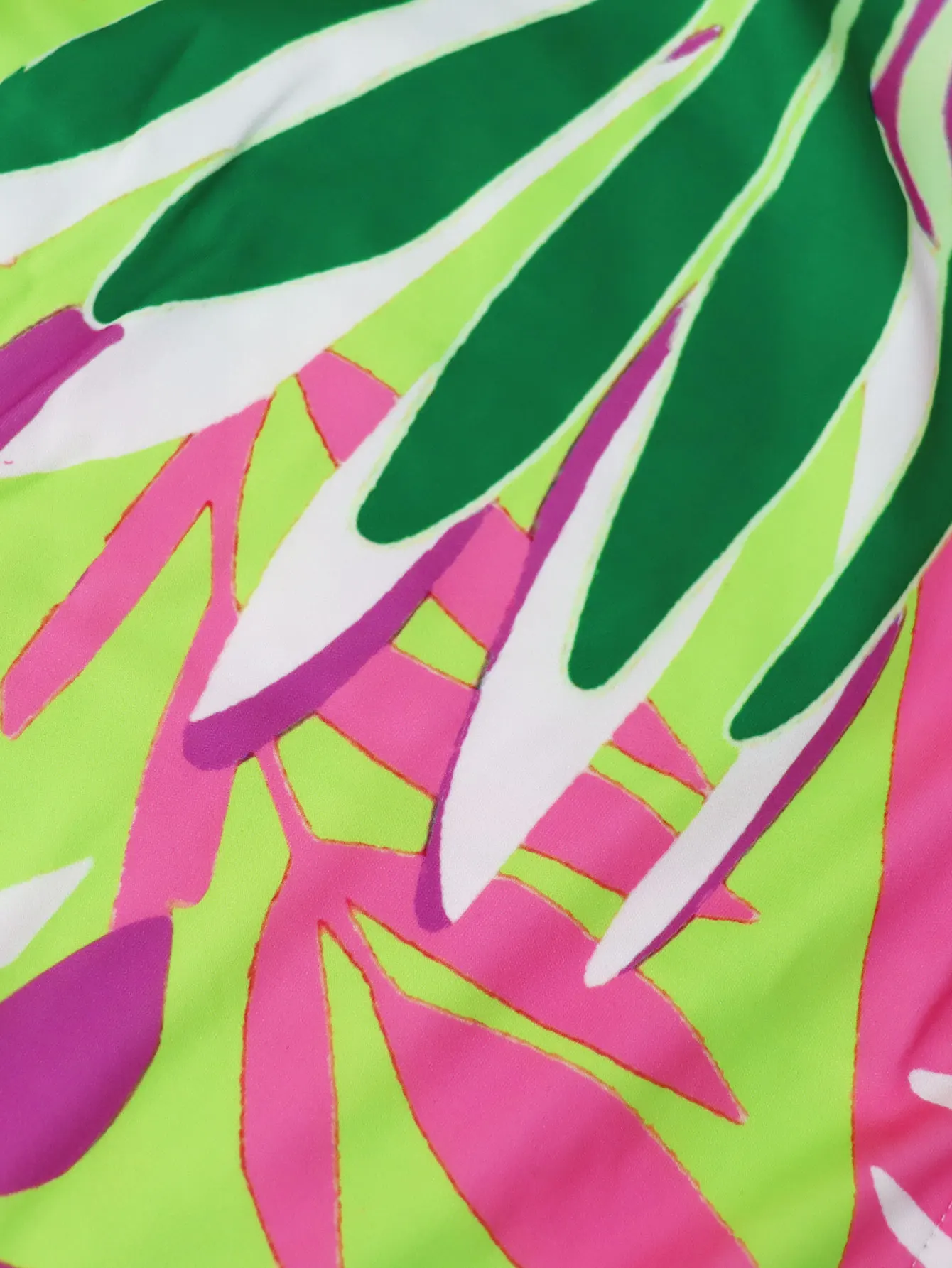 Sommerliches Kleid mit Spaghettiträgern und tropischem Print |   Slim-Fit-Maxikleid mit V-Ausschnitt und Schlitz |   Sexy Urlaubs-Strandkleid für Damen