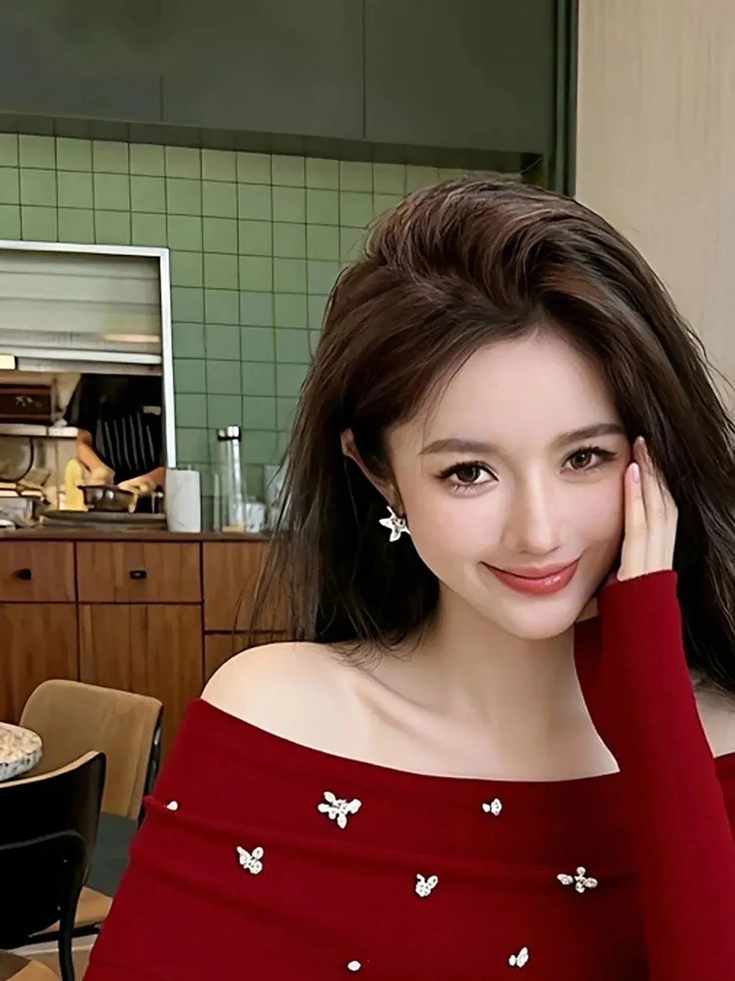 Noworoczny damski sweter z dzianiny, wiosna 2026, dopasowany krój, podkreślający figurę, z jednym ramieniem, unikalny i stylowy top.