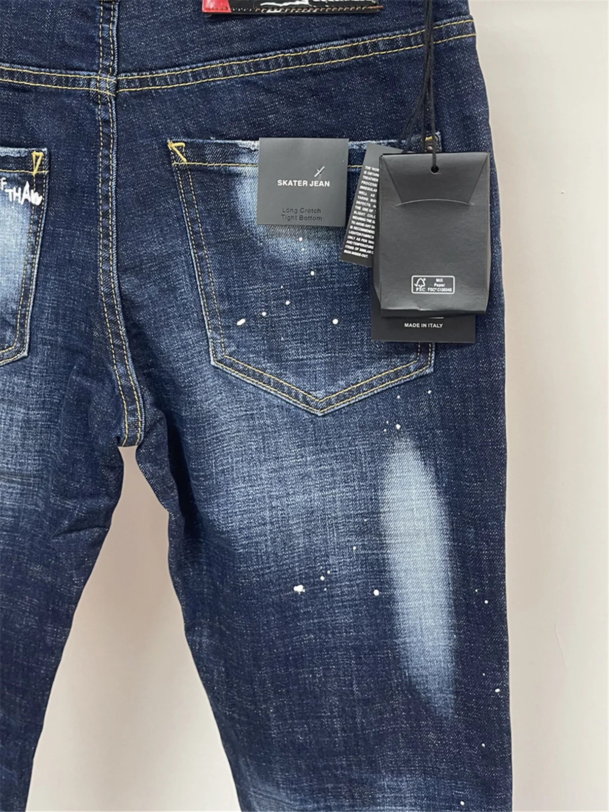 Frühling und Sommer 2025, neue modische Herren-Jeans in gewaschenem Blau, lässiger Reißverschluss, dekorativ, gerade, bedruckt, Graffiti-D2-Jeans für Herren