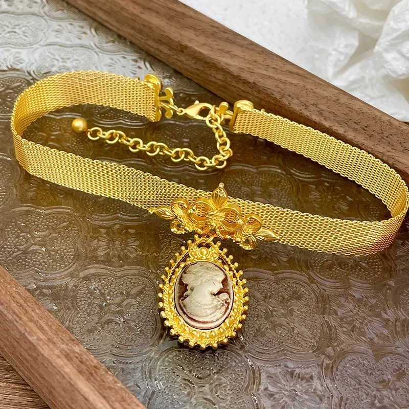 Vintage Metal handmade necklace Fashion Oval Portrait pendant necklace collarbone chain women\'s statement jewelry gift